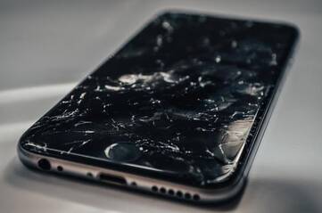 Smartphone mit defektem Glas