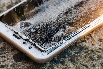 Smartphone mit gebrochenem Glas