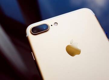 Rückseite eines goldenen iPhones