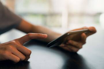 Zwei Hände bedienen iPhone