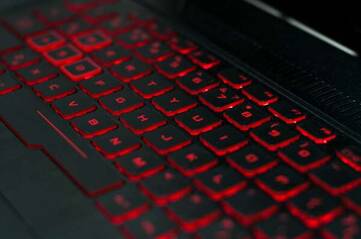 Die Tastatur eines Notebooks der Asus ROG Serie leuchtet rot.
