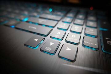 Die Tastatur des Acer Asus ROG Strix SCAR leuchtet blau.