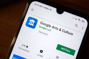 Smartphone mit geöffnetem Play Store auf Google Arts&Culture App