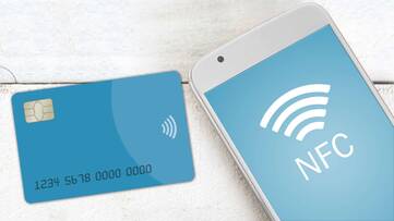 NFC Darstellung mit Handy und Kreditkarte