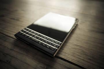 Schwarzes Smartphone liegt auf einem Tisch