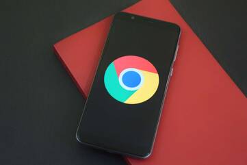 Smartphone mit Chrome Logo auf dem Display