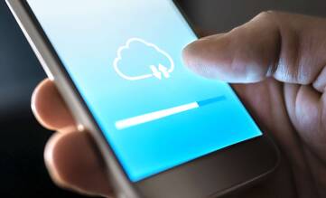 Smartphone mit Cloud-Speicher-Anzeige auf Display