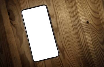 Xiaomi Mi 9T Pro mit weißem Bildschirm liegt auf einer Holzunterlage