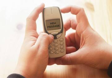 Person erhält eine neue SMS auf ihrem alten Handy