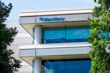 ein Gebäude mit Glasfront ist mit dem BlackBerry Logo versehen