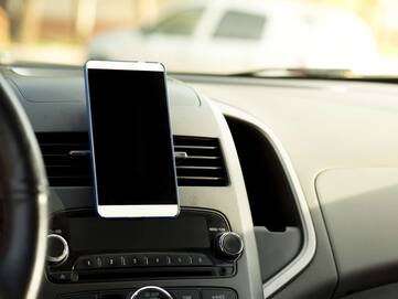 Smartphone an Autolüftungsschlitzen befestigt