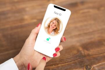 Smartphone mit Face ID Symbol auf Bildschirm