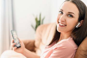 Frau mit Air Pods und Videocall auf Smartphone laufend lächelt in die Kamera