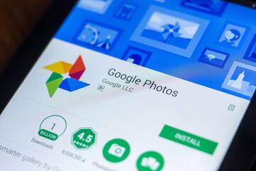 ein Smartphone zeigt die Google Fotos App im Store