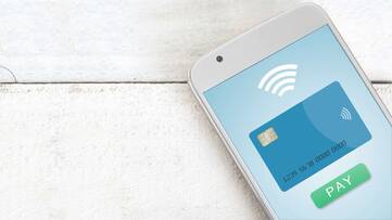 Smartphone mit NFC/Kreditkarten Illustration auf dem Display