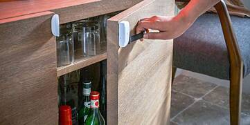 SmartThings Multipurpose Sensor am Schrank mit alkoholischen Getränken