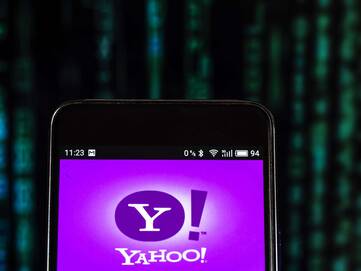 Ein Smartphone zeigt das Yahoo Logo