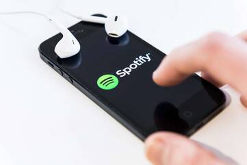 iPhone zeigt das Spotify Logo an