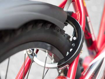 Rotes Fahrrad mit geschlossenem Rahmenschhloss