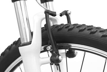 Ausschnitt von Vorderrad eines fahrrads mit Felgenbremse