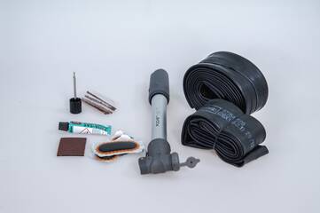 Ersatzschlauch, Flickzeug für Schlauchreifen und für Tubeless-Reifen, Mini-Luftpumpe