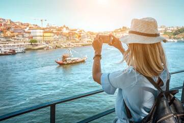 Frau auf Schiff fotografiert mediterrane Stadt