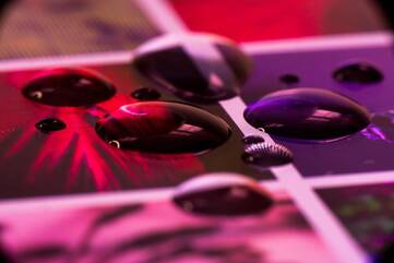 Nahaufnahme von Wassertropfen auf einem Smartphonedisplay