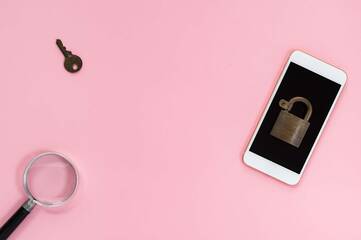 Weißes Smartphone auf einem rosafarbenen Hintergrund mit einem Schloss auf dem Bildschirm. Links daneben ein Schlüssel und darunter eine Lupe.
