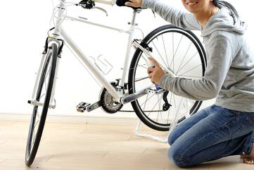 Lager, Schrauben oder Ketten fetten kann helfen, Geräusche am Fahrrad zu minimieren. 