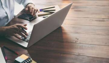 Mann arbeitet an einem Notebook der Gigabyte Aero Series.