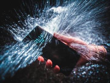 Smartphone wird mit Wasser abgespritzt