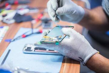 Ein Smartphone wird bei einem Fachmann repariert