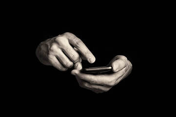 Hände vor schwarzem Hintergrund bedienen ein Huawei G Play Mini