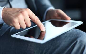 Mann hält Huawei MediaPad M5 Lite in der Hand.