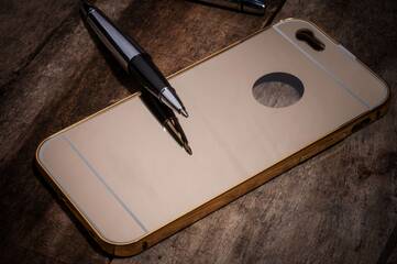 Ein Kugelschreiber liegt auf einer iPhone Hülle