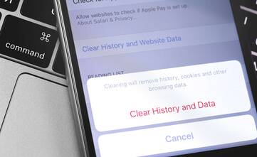 halber iPhone Bildschirm zeigt "Clear History and Data" an