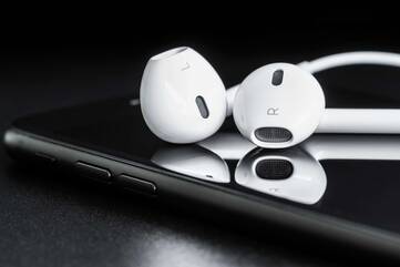 Apple Kopfhörer liegen auf iPhone