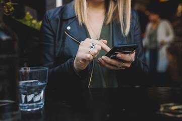 Frau tippt auf Smartphone