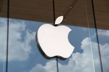 Apple Logo vor einer Glasscheibe