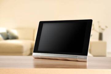 Das Lenovo Yoga Tablet 3 - 10 steht auf einem Tisch.