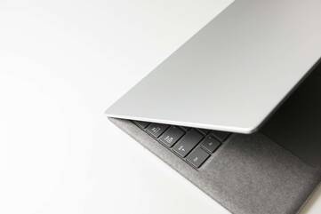 Grauer Microsoft Surface Laptop halb zugeklappt