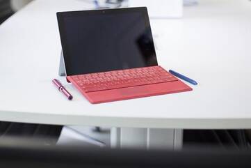 Convertible mit roter Tastatur auf einem Tisch