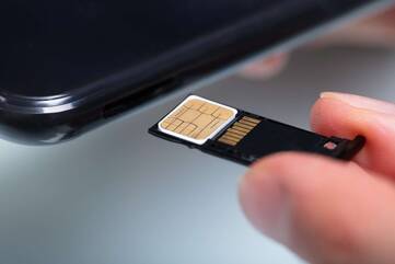 SIM Karte wird in Smartphone geschoben