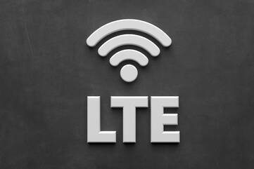 Das WLAN-Symbol und darunter steht LTE