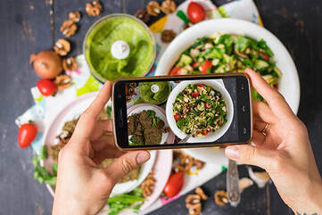 Ein Gericht wird mit einem Smartphone fotografiert.