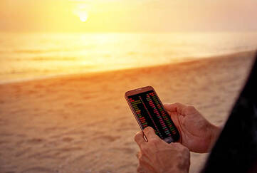 Smartphone wird am Strand benutzt