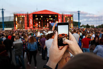 Aufnahme eines Festivals mit dem Smartphone.