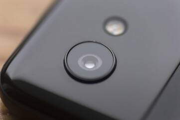 Kameralinse eines Smartphones in Nahaufnahme