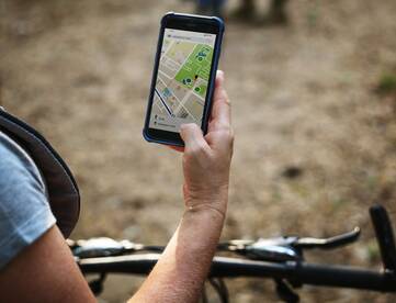 Person nutzt Navigations-App auf dem Fahrrad