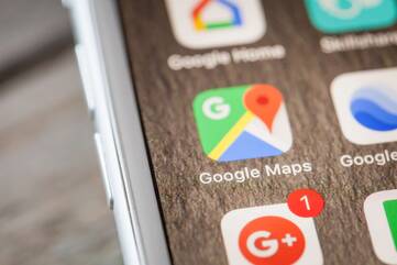 eine Nahaufnahme des Smartphones zeigt die App Google Maps